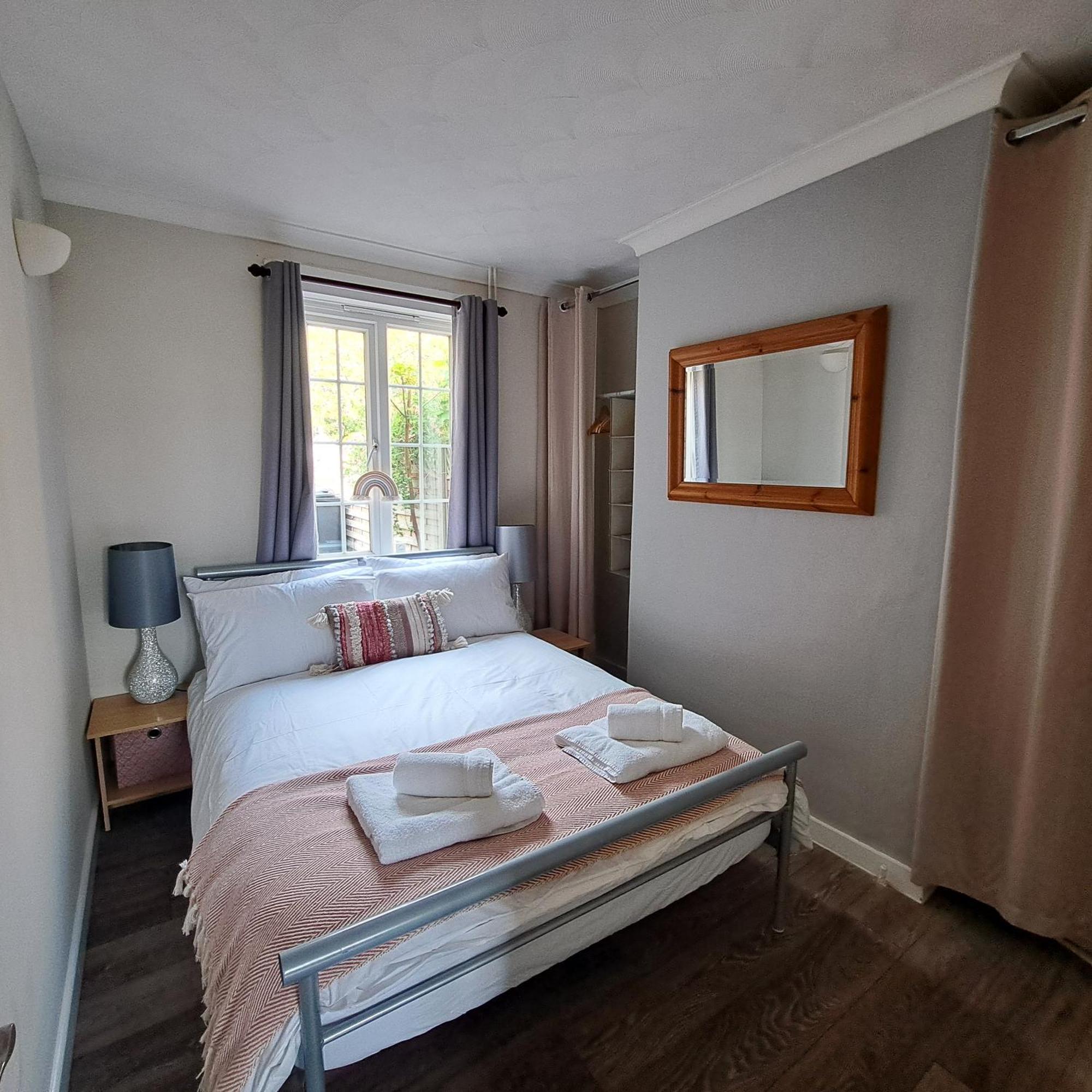 Generous 3 Bed In The Heart Of The Village Huntingdon Bagian luar foto