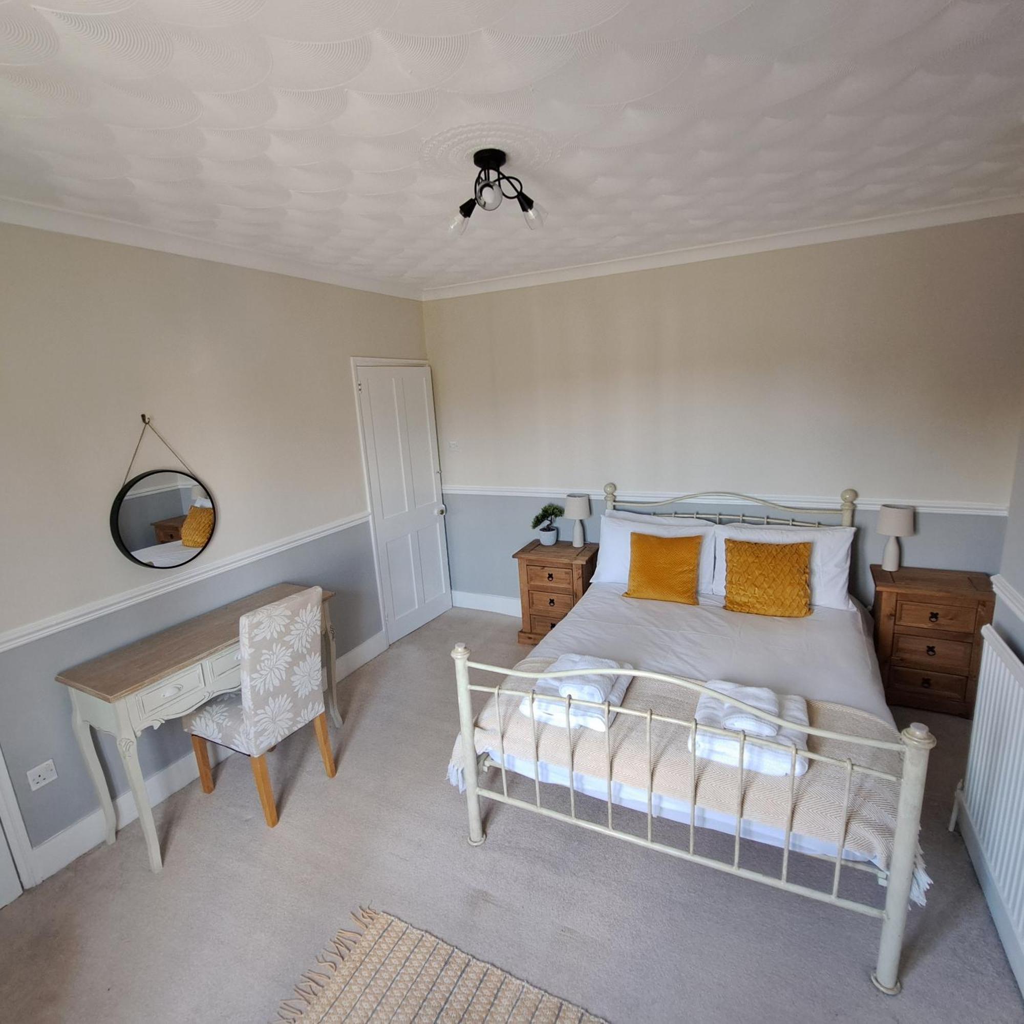 Generous 3 Bed In The Heart Of The Village Huntingdon Bagian luar foto