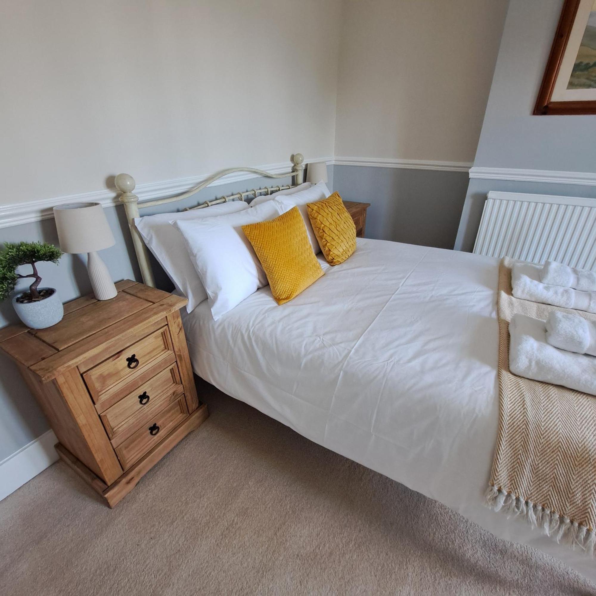 Generous 3 Bed In The Heart Of The Village Huntingdon Bagian luar foto