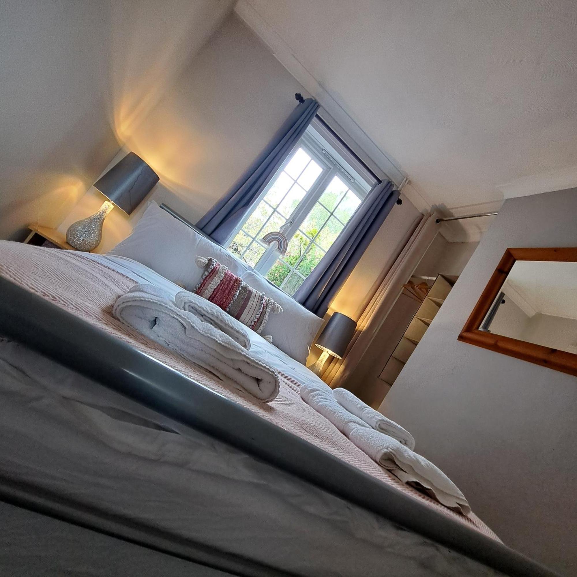 Generous 3 Bed In The Heart Of The Village Huntingdon Bagian luar foto
