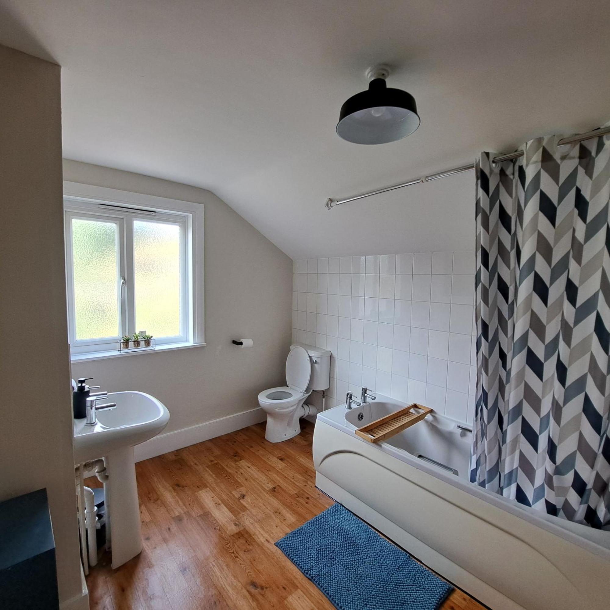 Generous 3 Bed In The Heart Of The Village Huntingdon Bagian luar foto