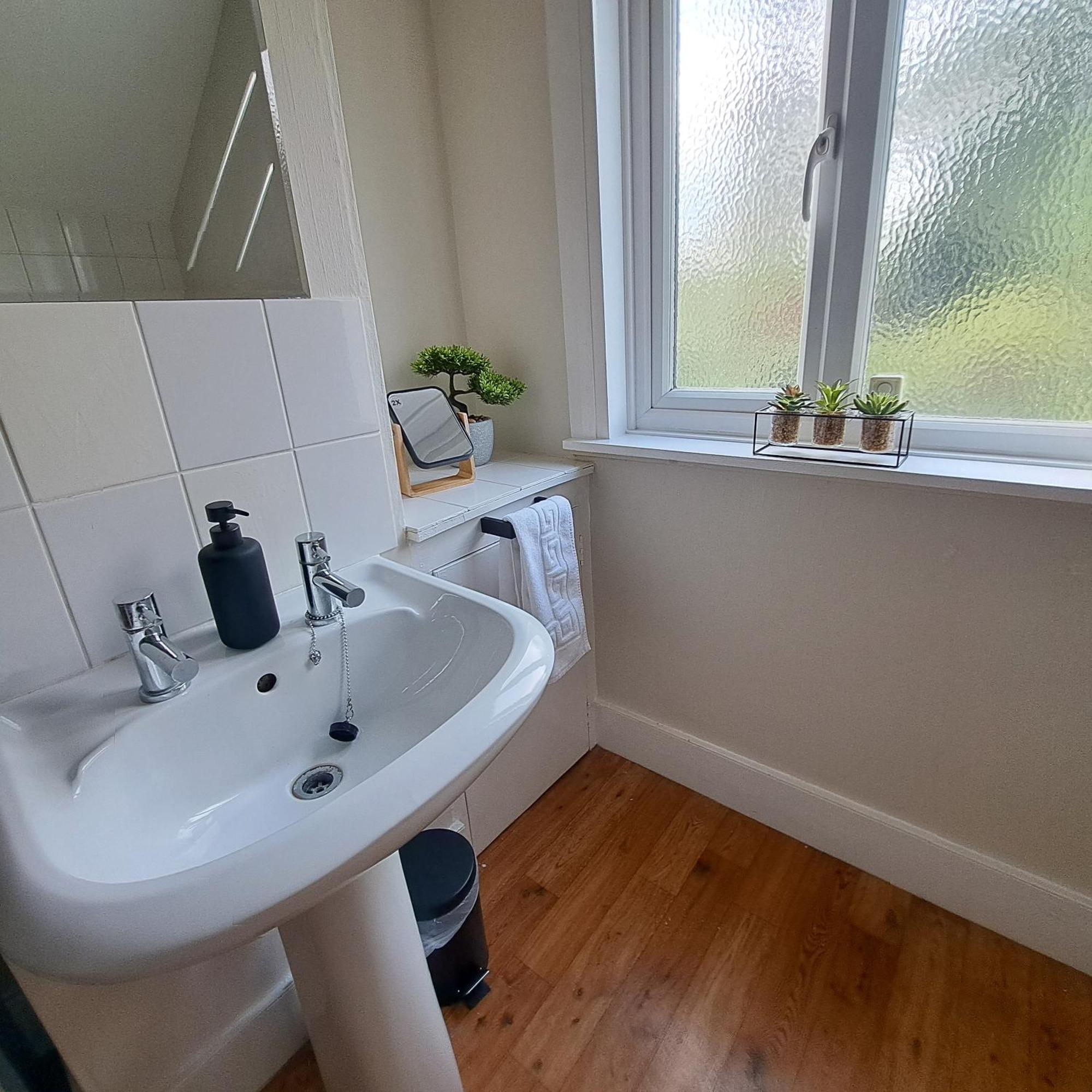 Generous 3 Bed In The Heart Of The Village Huntingdon Bagian luar foto