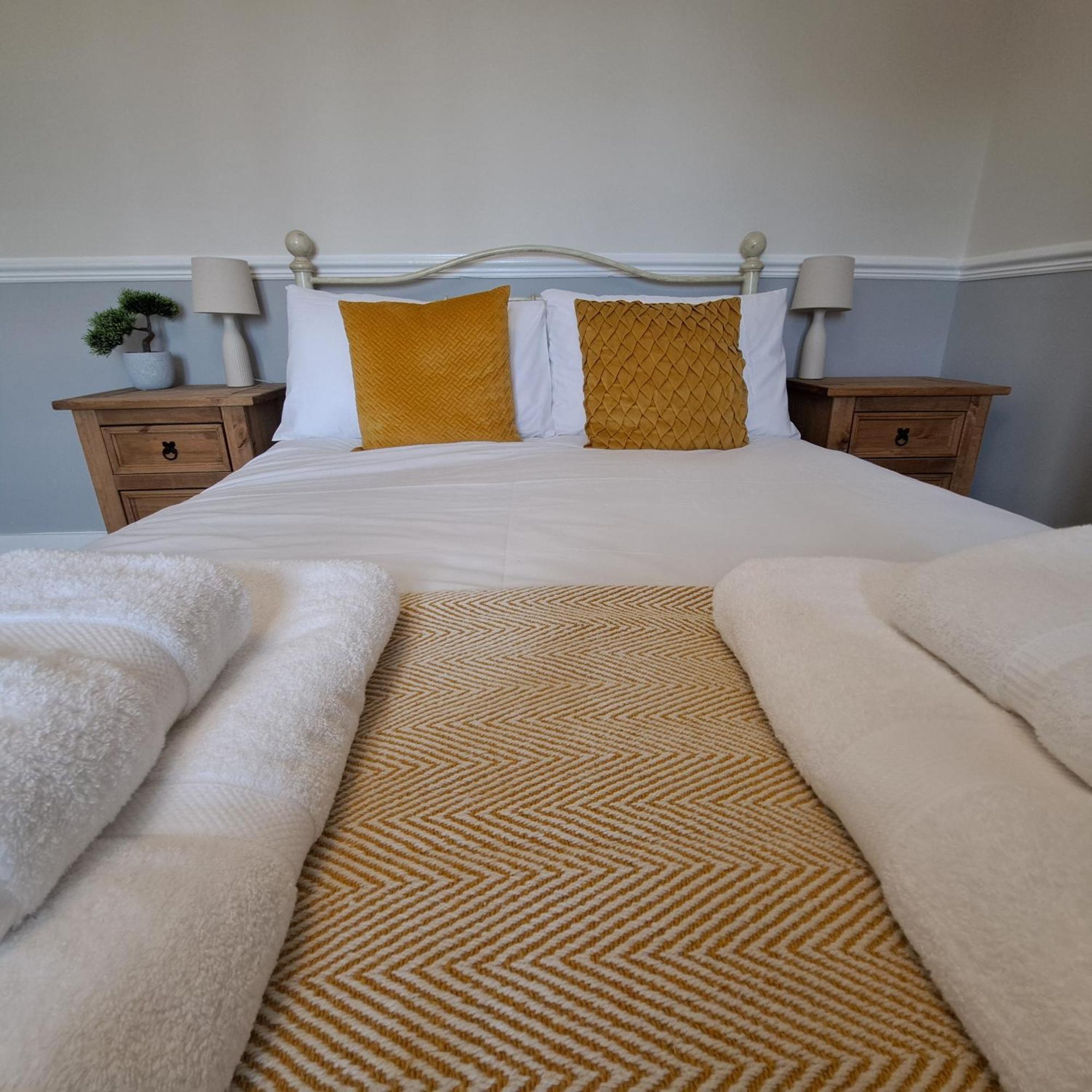 Generous 3 Bed In The Heart Of The Village Huntingdon Bagian luar foto