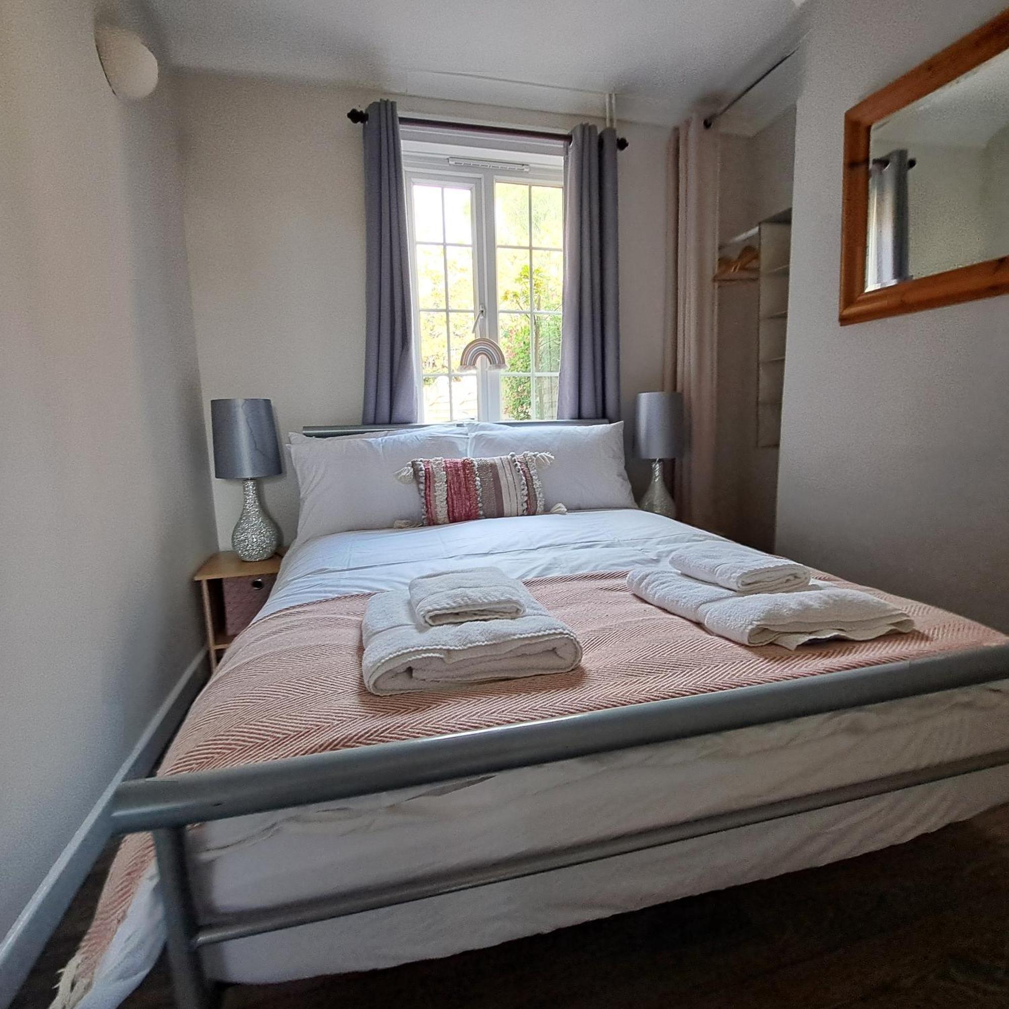 Generous 3 Bed In The Heart Of The Village Huntingdon Bagian luar foto